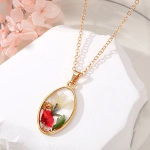 **THOMASINA* Gold x Dried Flower Resin Art Fashion Necklace
